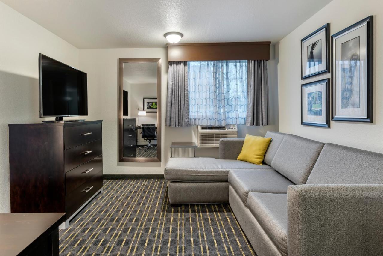Comfort Inn & Suites Tigard Near Washington Square Exterior photo
