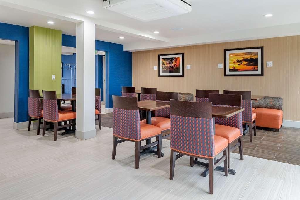 Comfort Inn & Suites Tigard Near Washington Square Restaurant photo